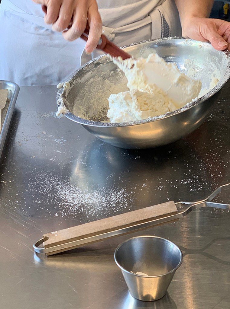 #gallivers_travels @galliverstravels
#cookingclass #frenchmacrons #gourmandise #bakingisfun #culinarybackyardadventures